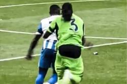 富勒姆球员巴锡边踢比赛边掉褲(kù)子，社媒回应：这场我肯定提好褲(kù)子