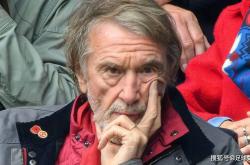 曼联即将与索尔斯克亚签约，内维尔抓住机会批评曼联“丢脸”。