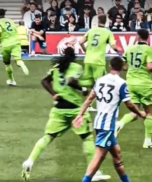 富勒姆球员巴锡边踢比赛边掉裤子,社媒回应:这场我肯定提好裤子