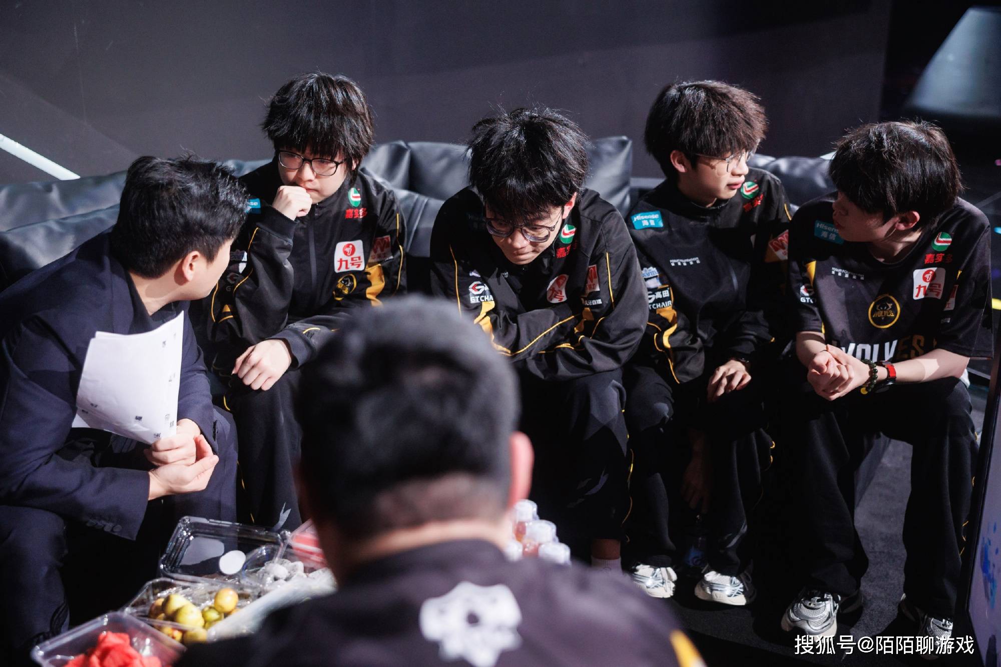 回看狼队和WB的比赛,用两个字就能总结,狼队年总也是“杨白劳”!