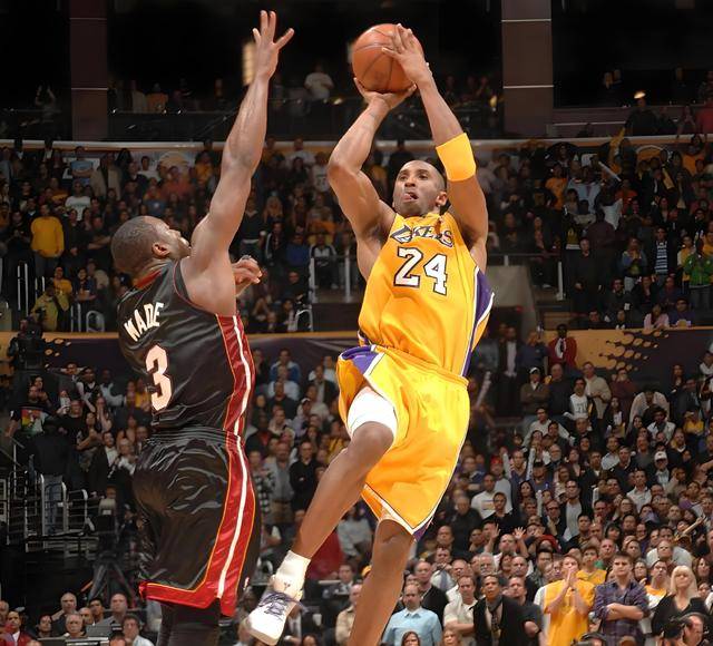 蝉联总冠军所向披靡!科比的数据看似平庸却是真正的赢家!