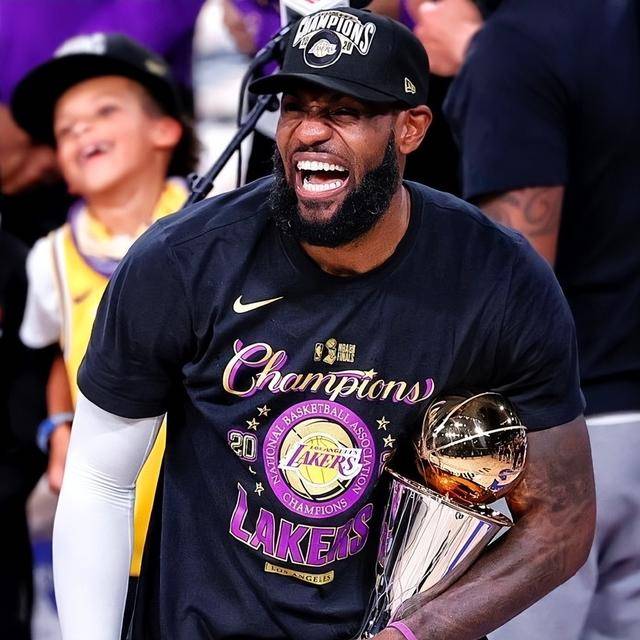 詹姆斯该有几座雕像?美记:骑士可立湖热不行 皮蓬支持3队立雕像