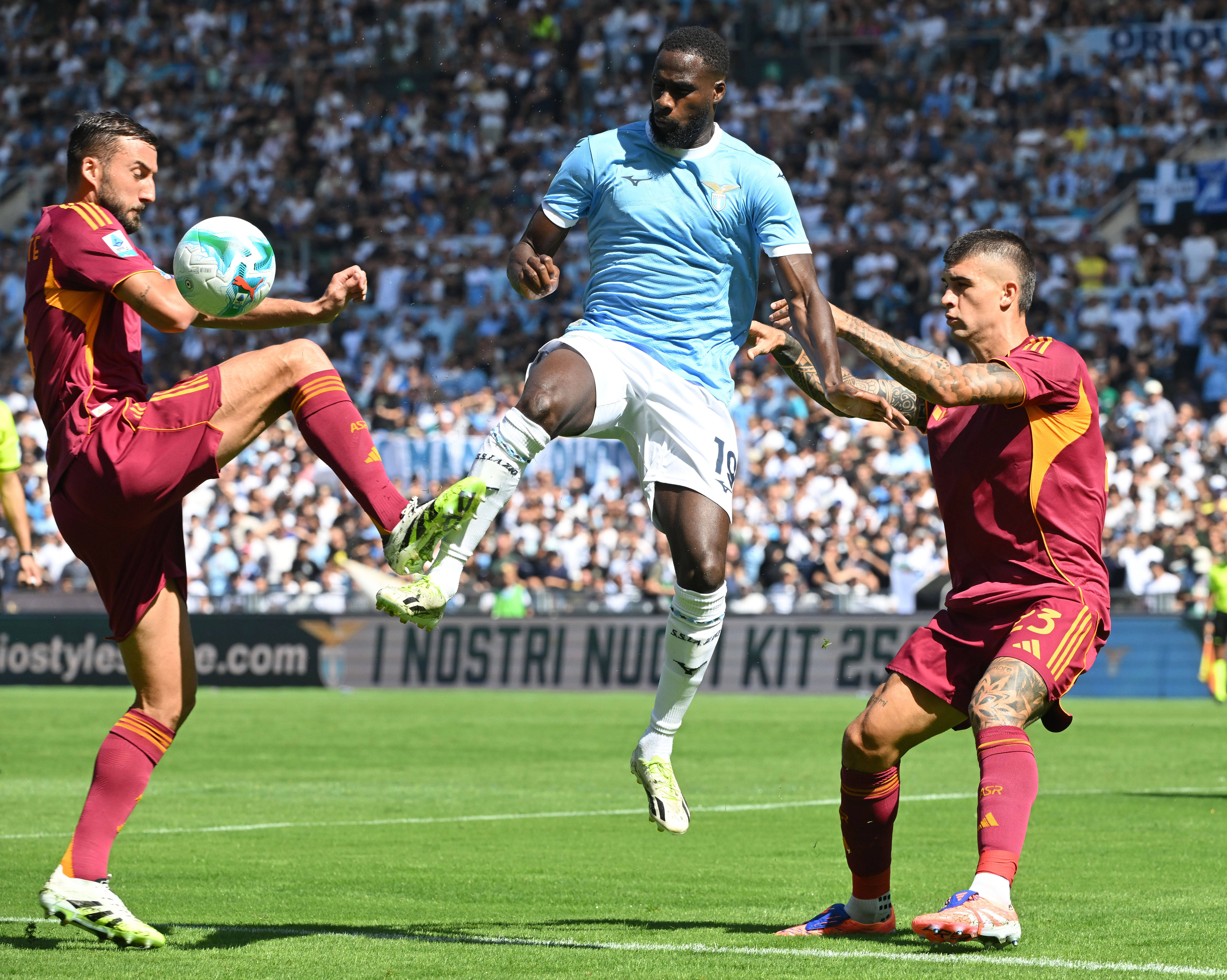 (体育)足球——意甲:罗马胜拉齐奥