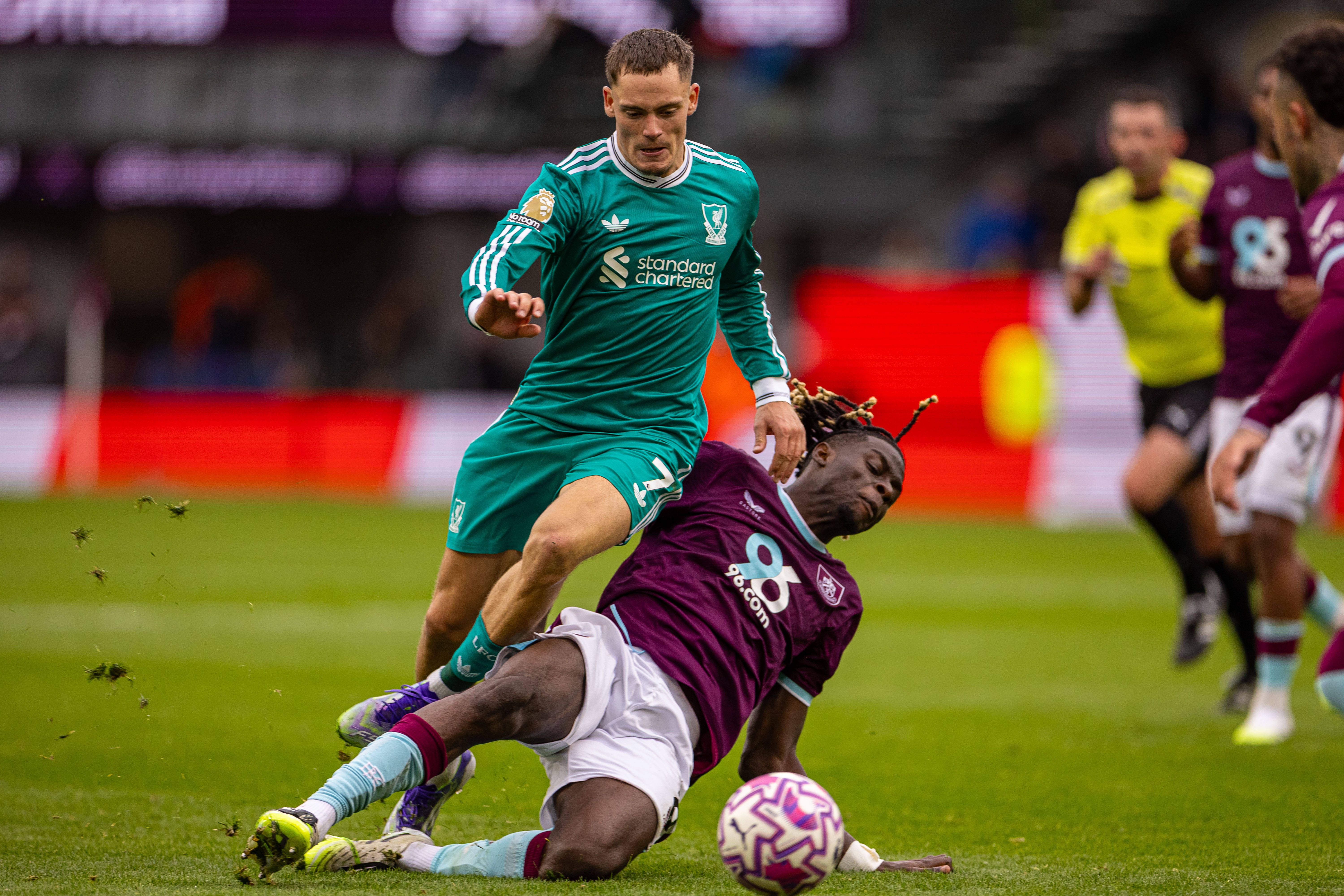 (体育)足球——英超:利物浦胜伯恩利