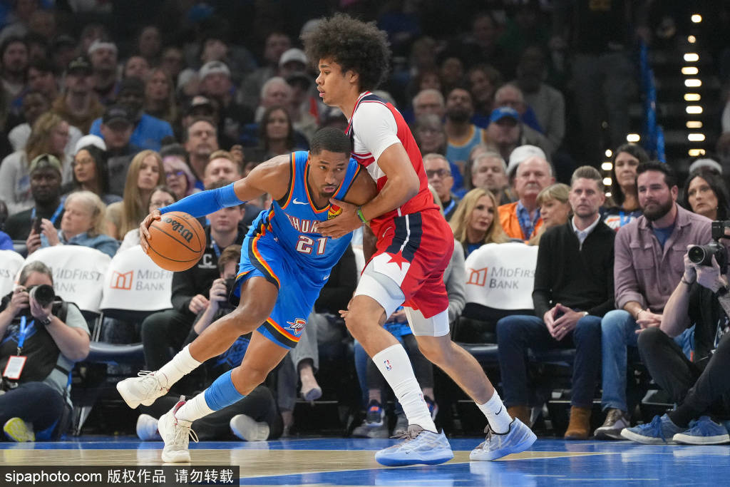 俄克拉荷马城雷霆主场迎战金州勇士，冲击五连胜